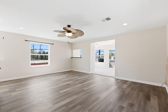 313 Grand Avenue, Bacliff, TX 77518