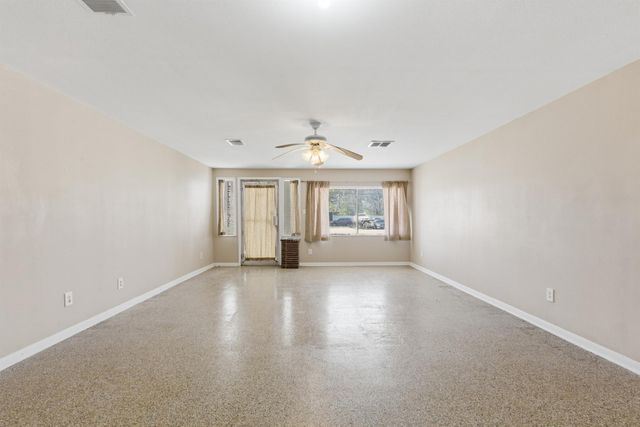 313 Grand Avenue, Bacliff, TX 77518