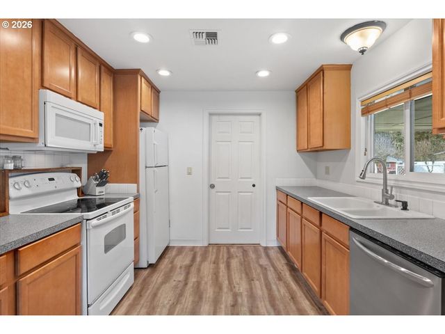 18191 S HIGHWAY 211, Molalla, OR 97038