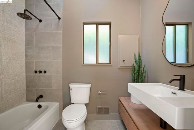 6966 Paso Robles Drive, Oakland, CA 94611