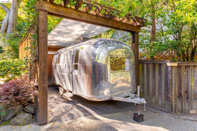 6966 Paso Robles Drive, Oakland, CA 94611