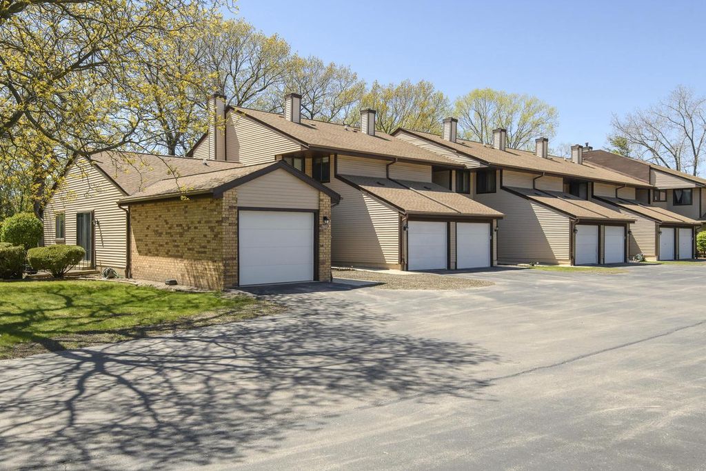 4655 Woodland DRIVE, Greenfield, WI 53220