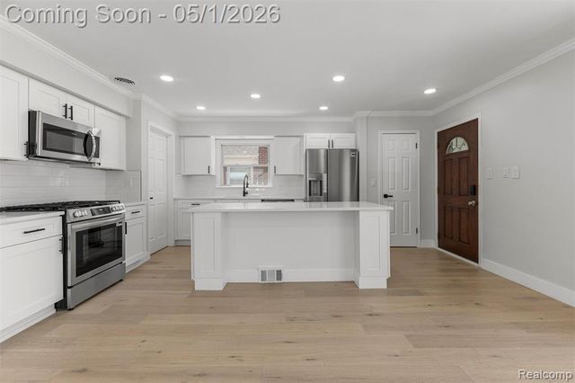6840 Kingsbury Street, Dearborn Heights, MI 48127