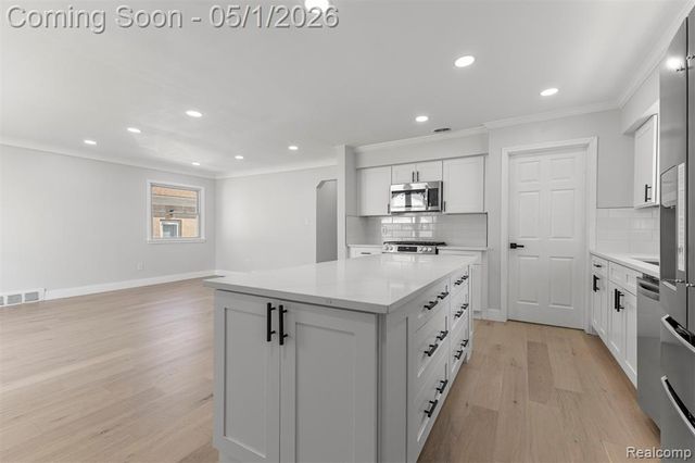 6840 Kingsbury Street, Dearborn Heights, MI 48127