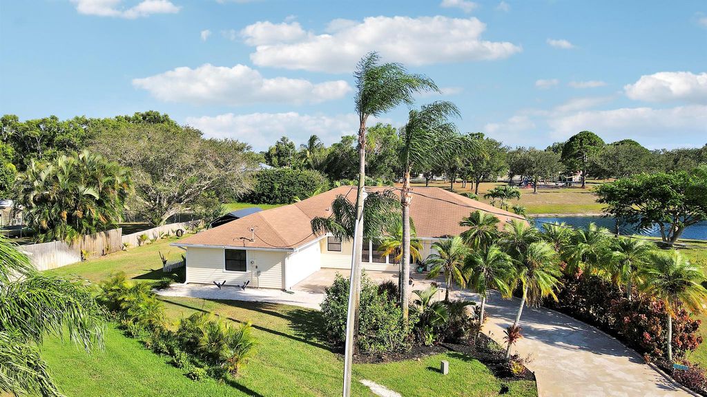 2111 SE Cayuga Court, Port St Lucie, FL 34952