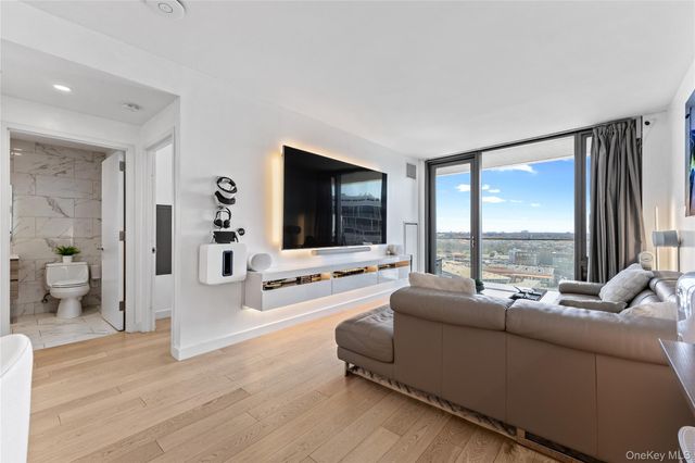 13101 40th Road PH3T, Flushing, NY 11354