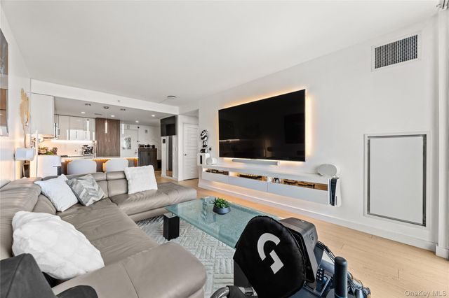 13101 40th Road PH3T, Flushing, NY 11354