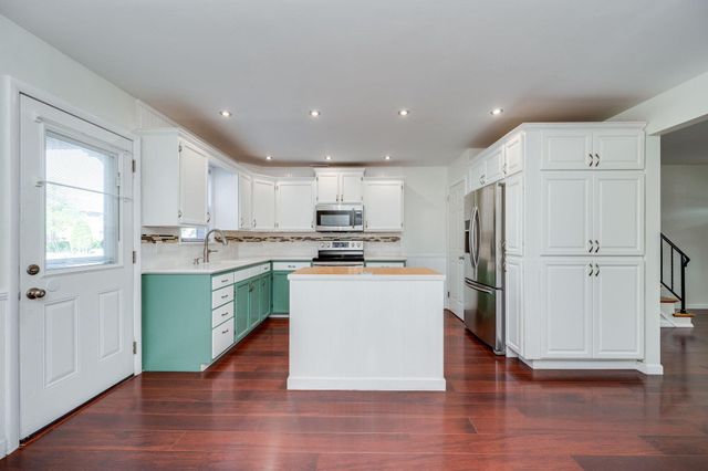 4 S BUTTONWOOD ST, Fleetwood, PA 19522