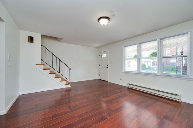 4 S BUTTONWOOD ST, Fleetwood, PA 19522