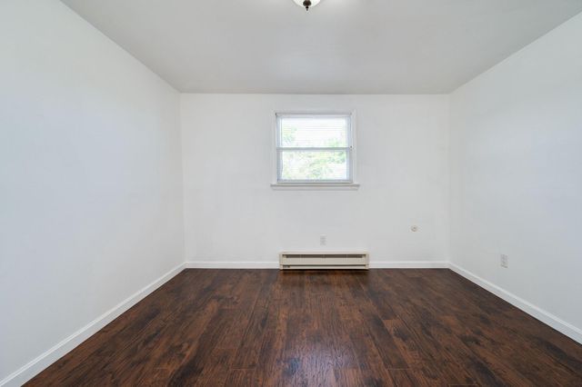 4 S BUTTONWOOD ST, Fleetwood, PA 19522