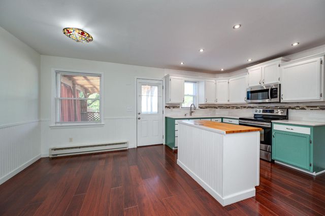 4 S BUTTONWOOD ST, Fleetwood, PA 19522