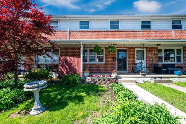 4 S BUTTONWOOD ST, Fleetwood, PA 19522