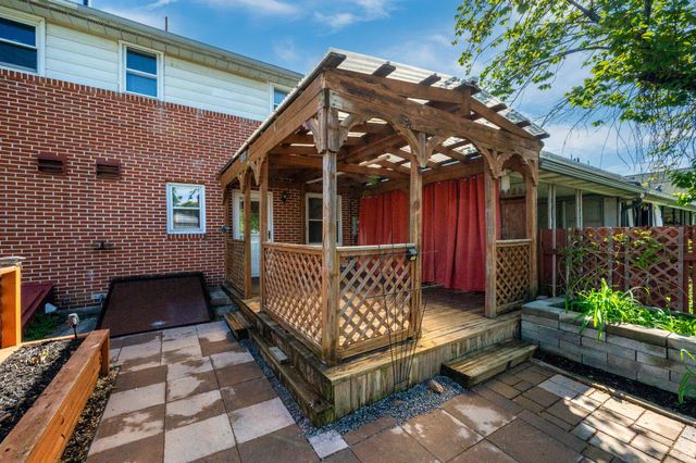 4 S BUTTONWOOD ST, Fleetwood, PA 19522