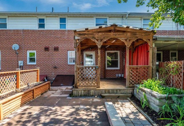 4 S BUTTONWOOD ST, Fleetwood, PA 19522