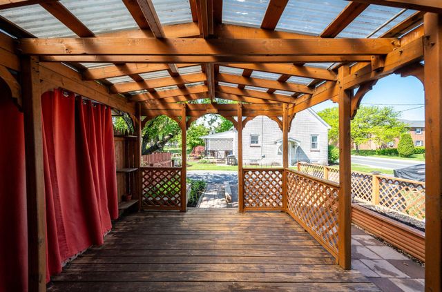 4 S BUTTONWOOD ST, Fleetwood, PA 19522
