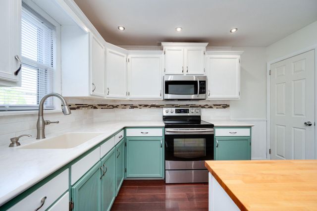 4 S BUTTONWOOD ST, Fleetwood, PA 19522