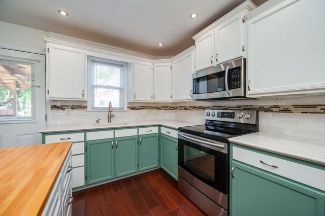 4 S BUTTONWOOD ST, Fleetwood, PA 19522