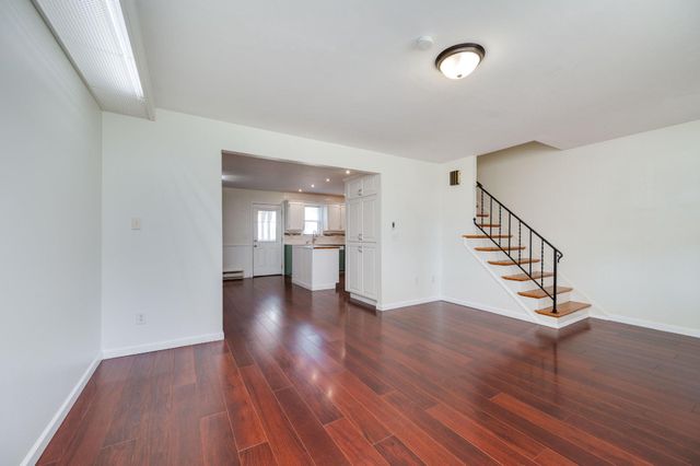 4 S BUTTONWOOD ST, Fleetwood, PA 19522
