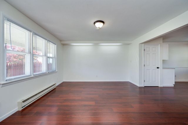 4 S BUTTONWOOD ST, Fleetwood, PA 19522