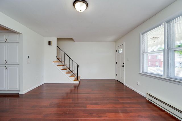 4 S BUTTONWOOD ST, Fleetwood, PA 19522