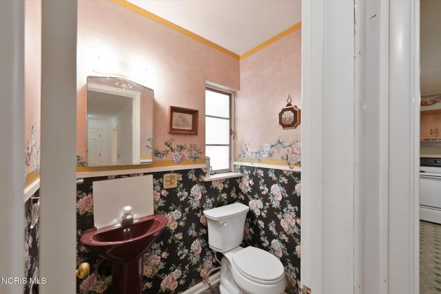 2204 Talmadge Road, Ottawa Hills, OH 43606