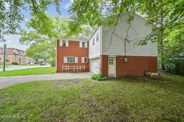 2204 Talmadge Road, Ottawa Hills, OH 43606