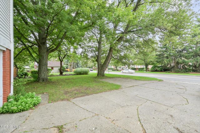 2204 Talmadge Road, Ottawa Hills, OH 43606