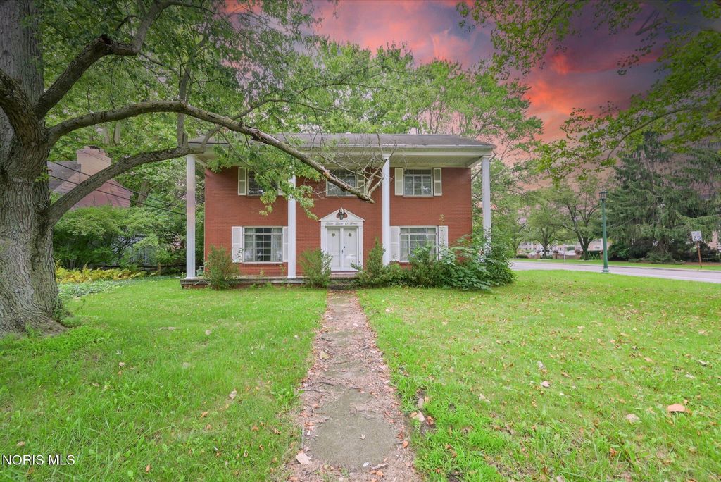 2204 Talmadge Road, Ottawa Hills, OH 43606