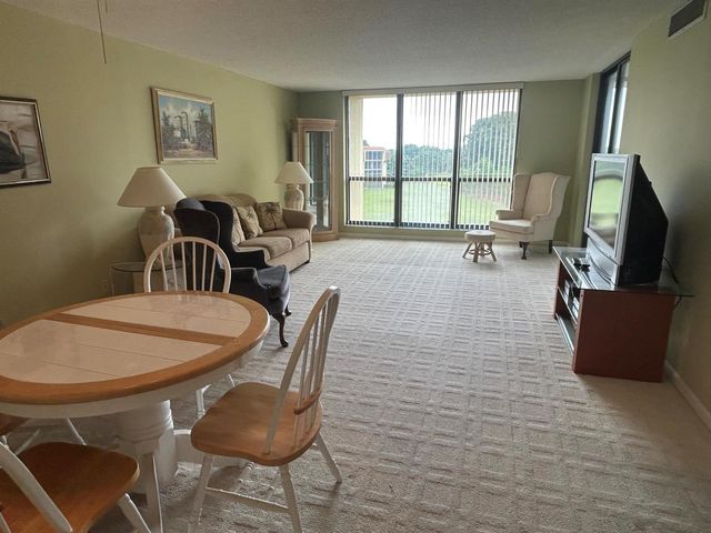 5390 NW Woodland Lakes Drive 4020, Palm Beach Gardens, FL 33418