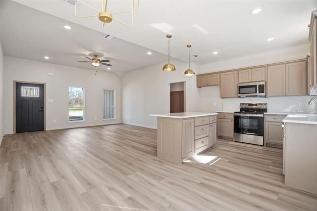 103 N Peverly Street, Whitney, TX 76692