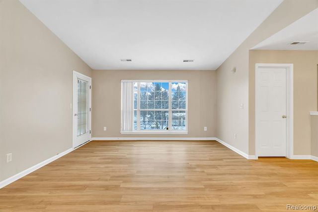 8208 Chesapeake Circle, Walled Lake, MI 48390