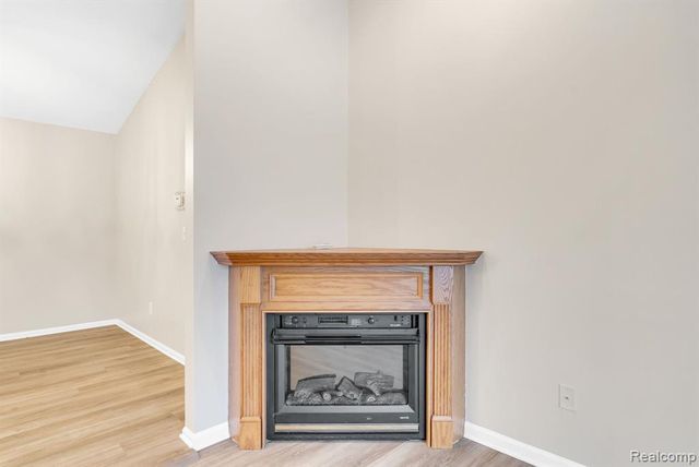 8208 Chesapeake Circle, Walled Lake, MI 48390