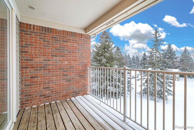 8208 Chesapeake Circle, Walled Lake, MI 48390