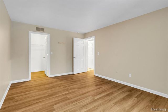 8208 Chesapeake Circle, Walled Lake, MI 48390