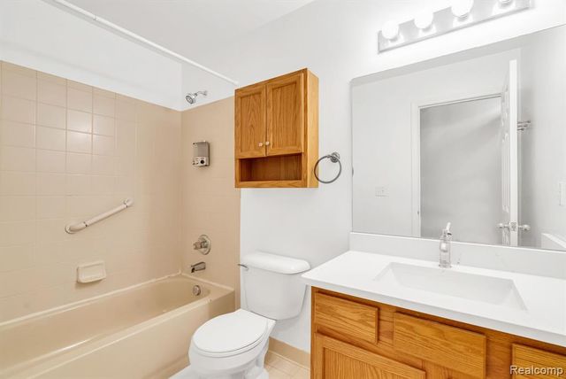 8208 Chesapeake Circle, Walled Lake, MI 48390