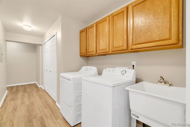 8208 Chesapeake Circle, Walled Lake, MI 48390