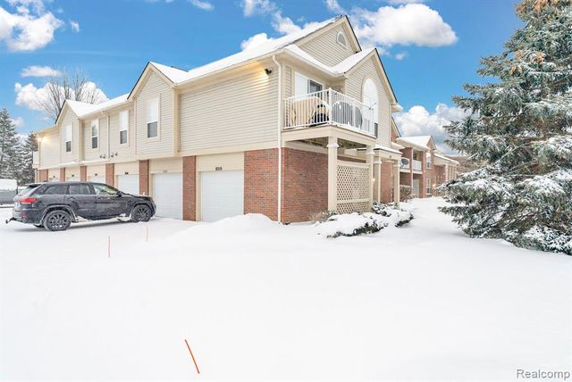 8208 Chesapeake Circle, Walled Lake, MI 48390