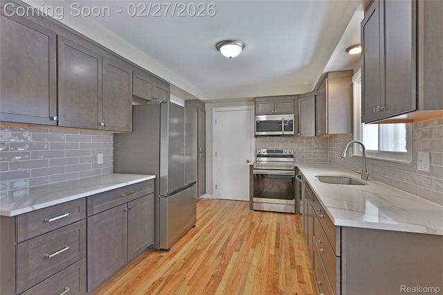 28542 Kendallwood Drive, Farmington Hills, MI 48334