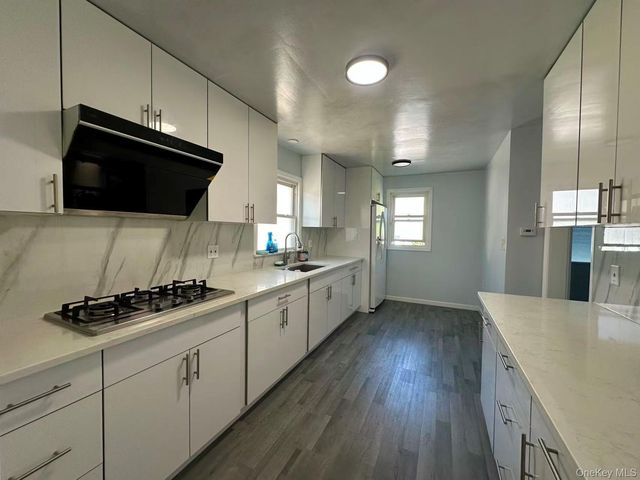215 Mineola Avenue, Carle Place, NY 11514