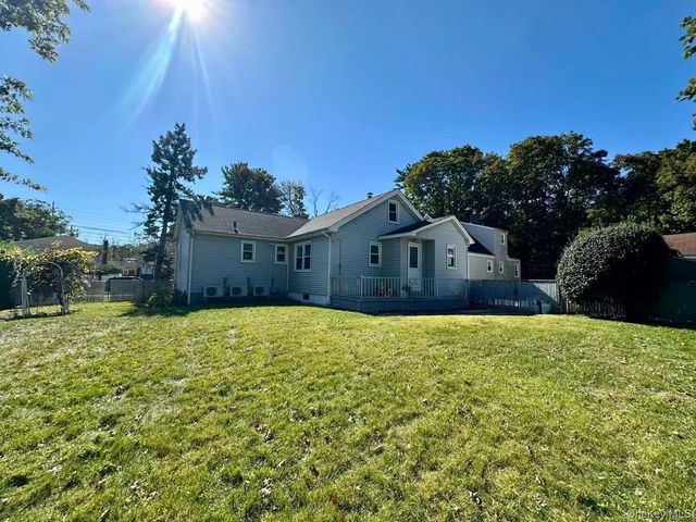 215 Mineola Avenue, Carle Place, NY 11514