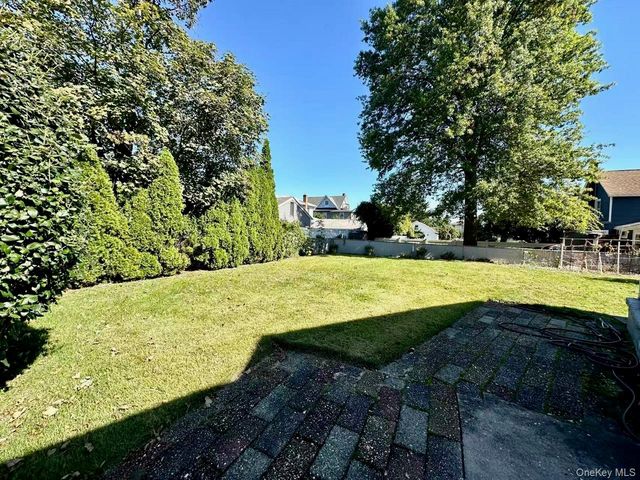 215 Mineola Avenue, Carle Place, NY 11514