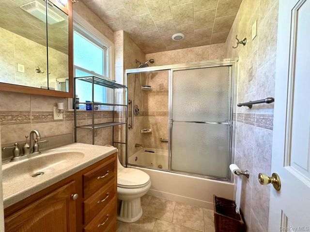 215 Mineola Avenue, Carle Place, NY 11514