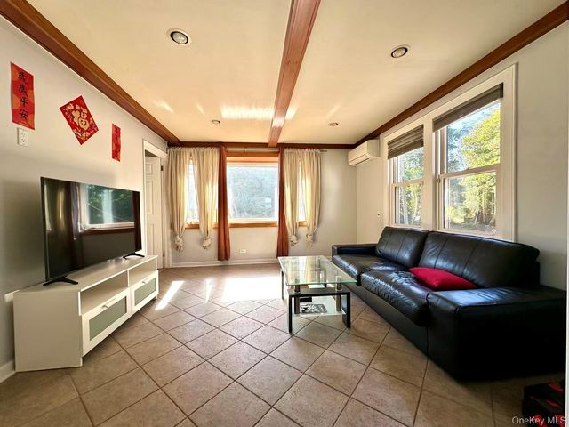 215 Mineola Avenue, Carle Place, NY 11514