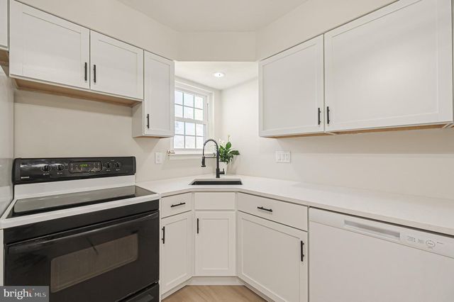 307 LONDON CT, Egg Harbor Township, NJ 08234
