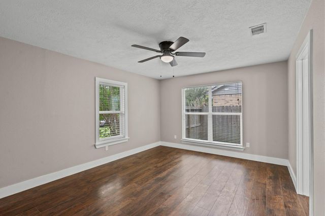 1107 Londonderry Avenue, Friendswood, TX 77546