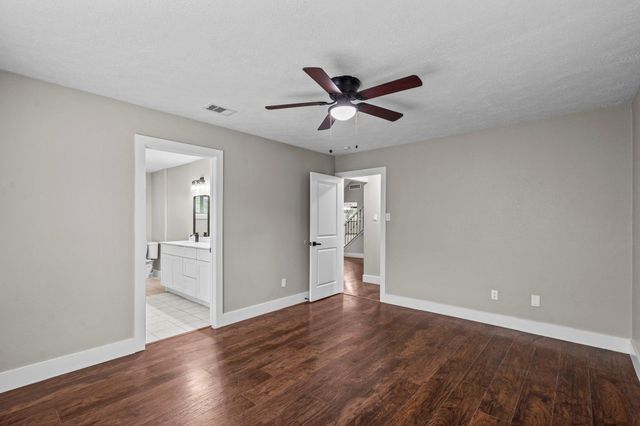 1107 Londonderry Avenue, Friendswood, TX 77546