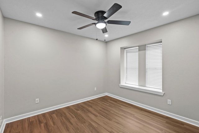 1107 Londonderry Avenue, Friendswood, TX 77546