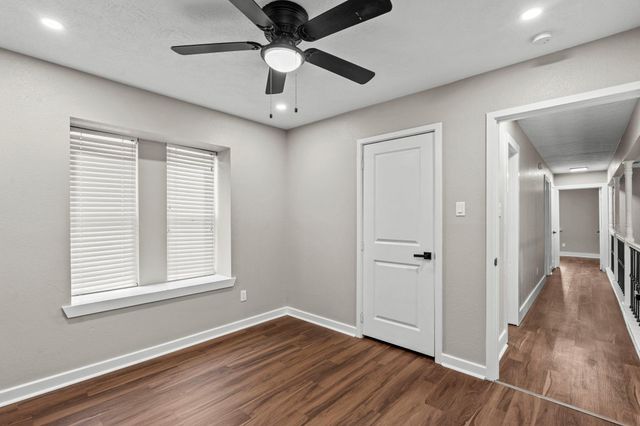 1107 Londonderry Avenue, Friendswood, TX 77546