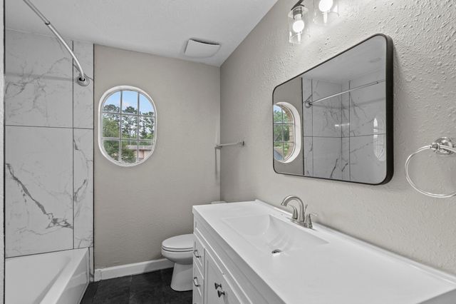 1107 Londonderry Avenue, Friendswood, TX 77546