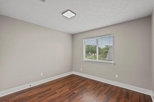1107 Londonderry Avenue, Friendswood, TX 77546